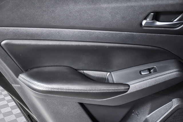 Vehicle image 23 of 30
