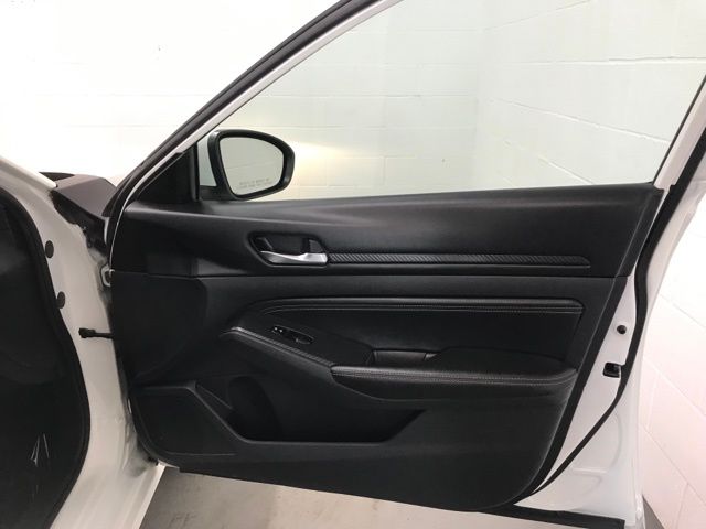 Vehicle image 27 of 35