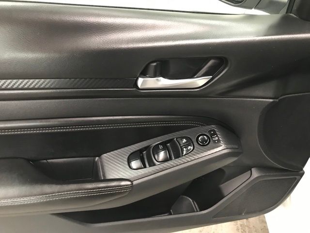 Vehicle image 25 of 35