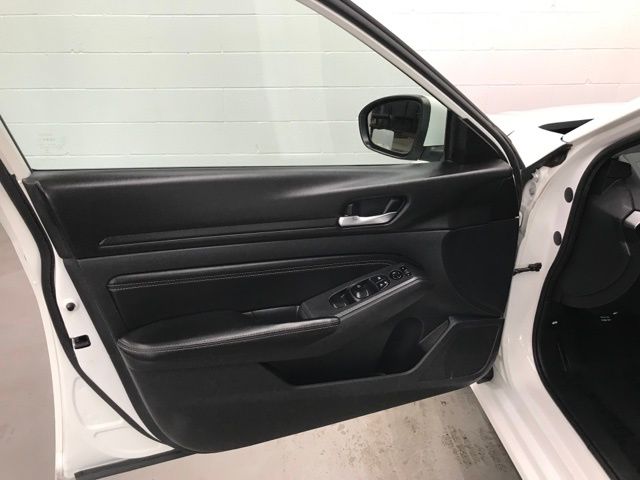 Vehicle image 28 of 35