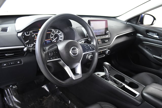 Vehicle image 17 of 32