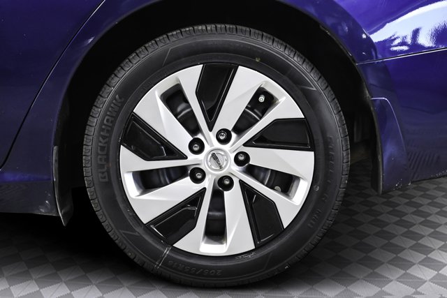 Vehicle image 29 of 32