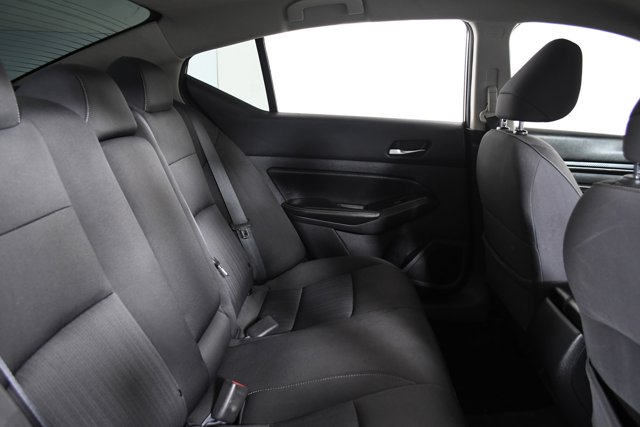 Vehicle image 21 of 32