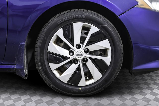 Vehicle image 25 of 32