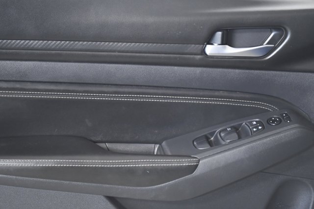 Vehicle image 18 of 32