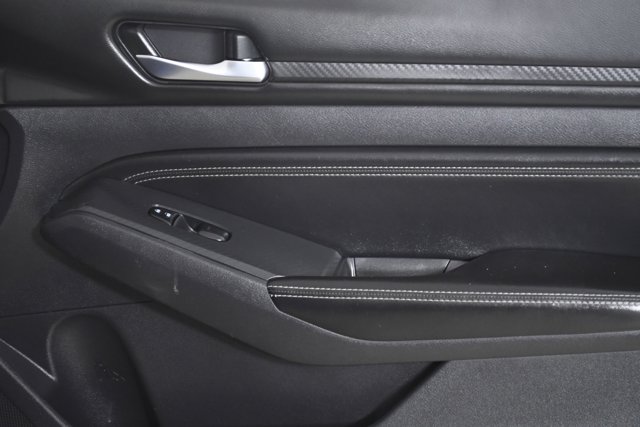 Vehicle image 26 of 32