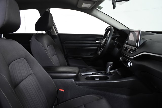 Vehicle image 23 of 32
