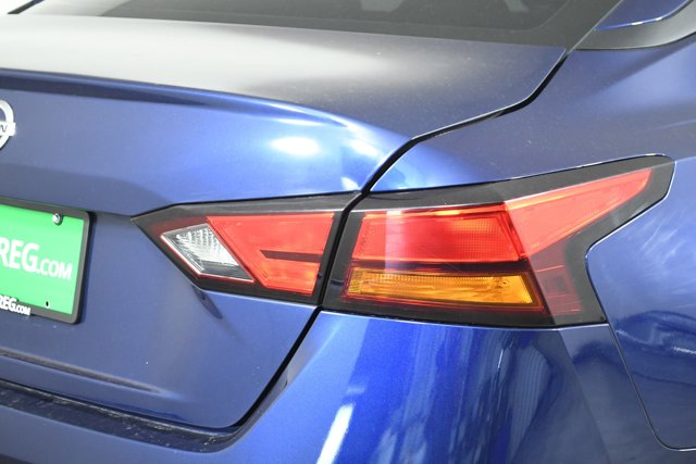 Vehicle image 28 of 32