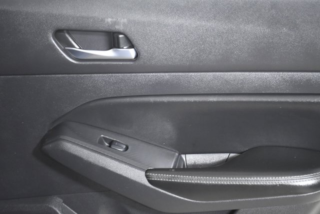 Vehicle image 22 of 32