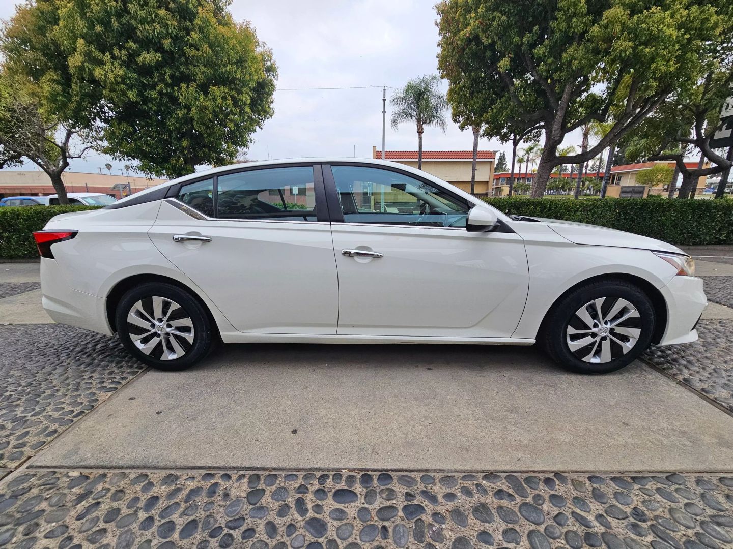 Vehicle image 4 of 25
