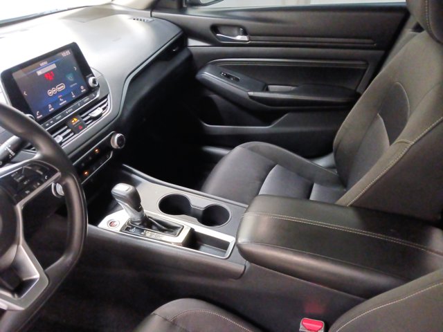 Vehicle image 21 of 25