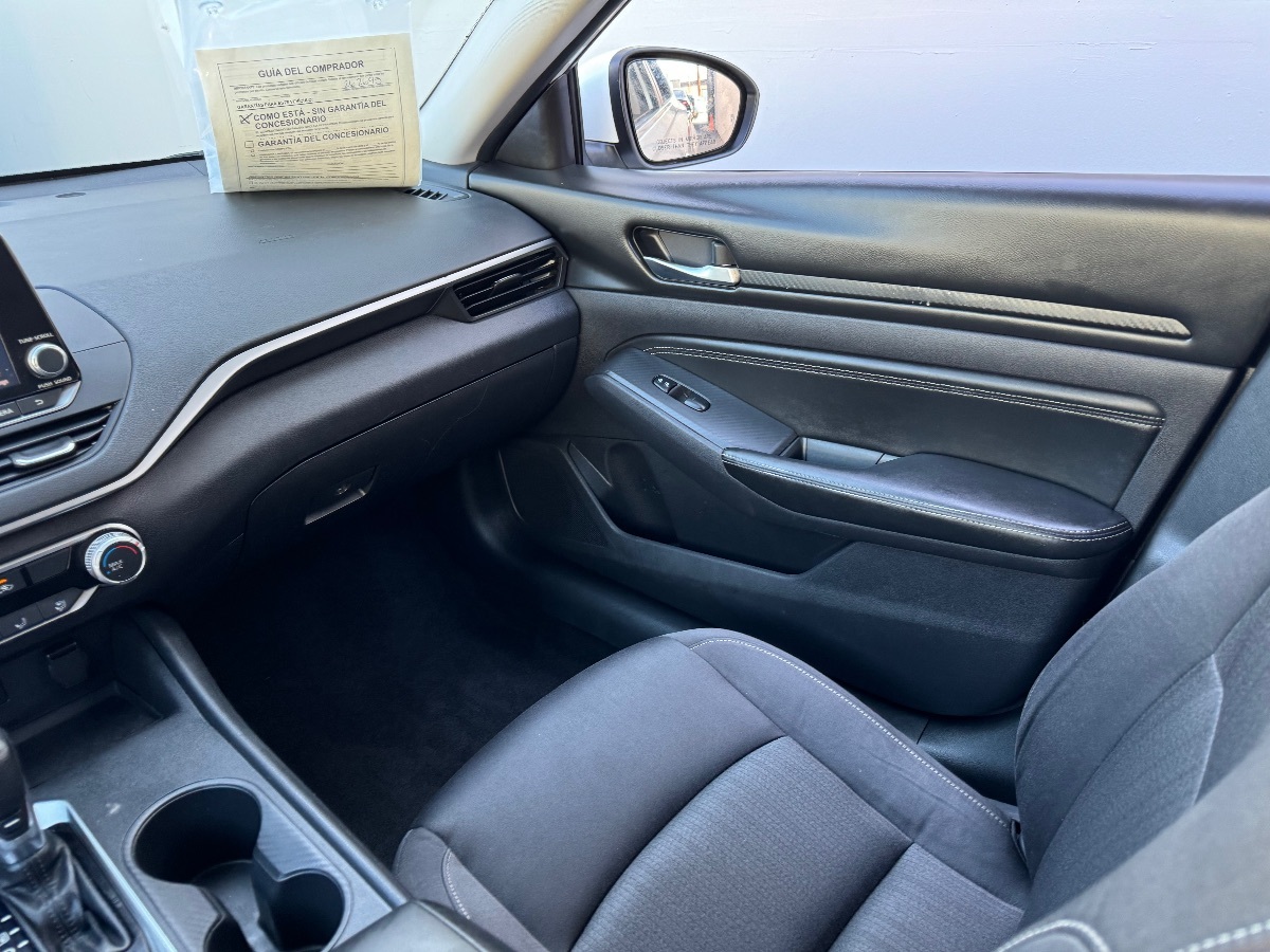 Vehicle image 15 of 17