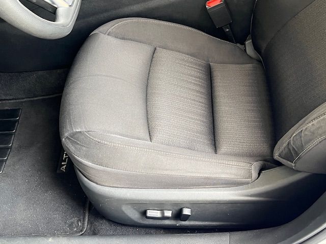 Vehicle image 32 of 34