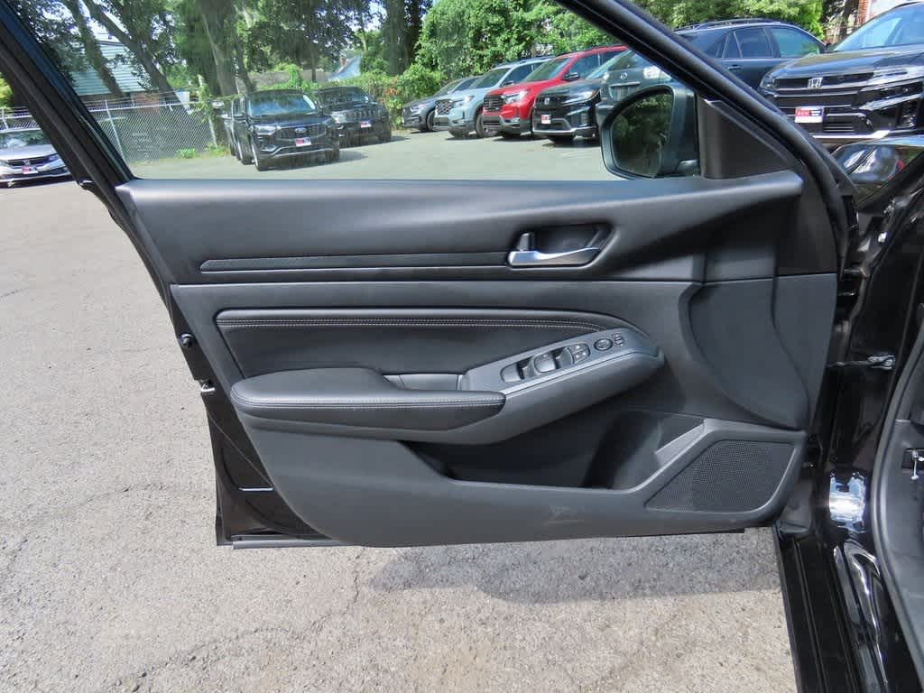 Vehicle image 25 of 26