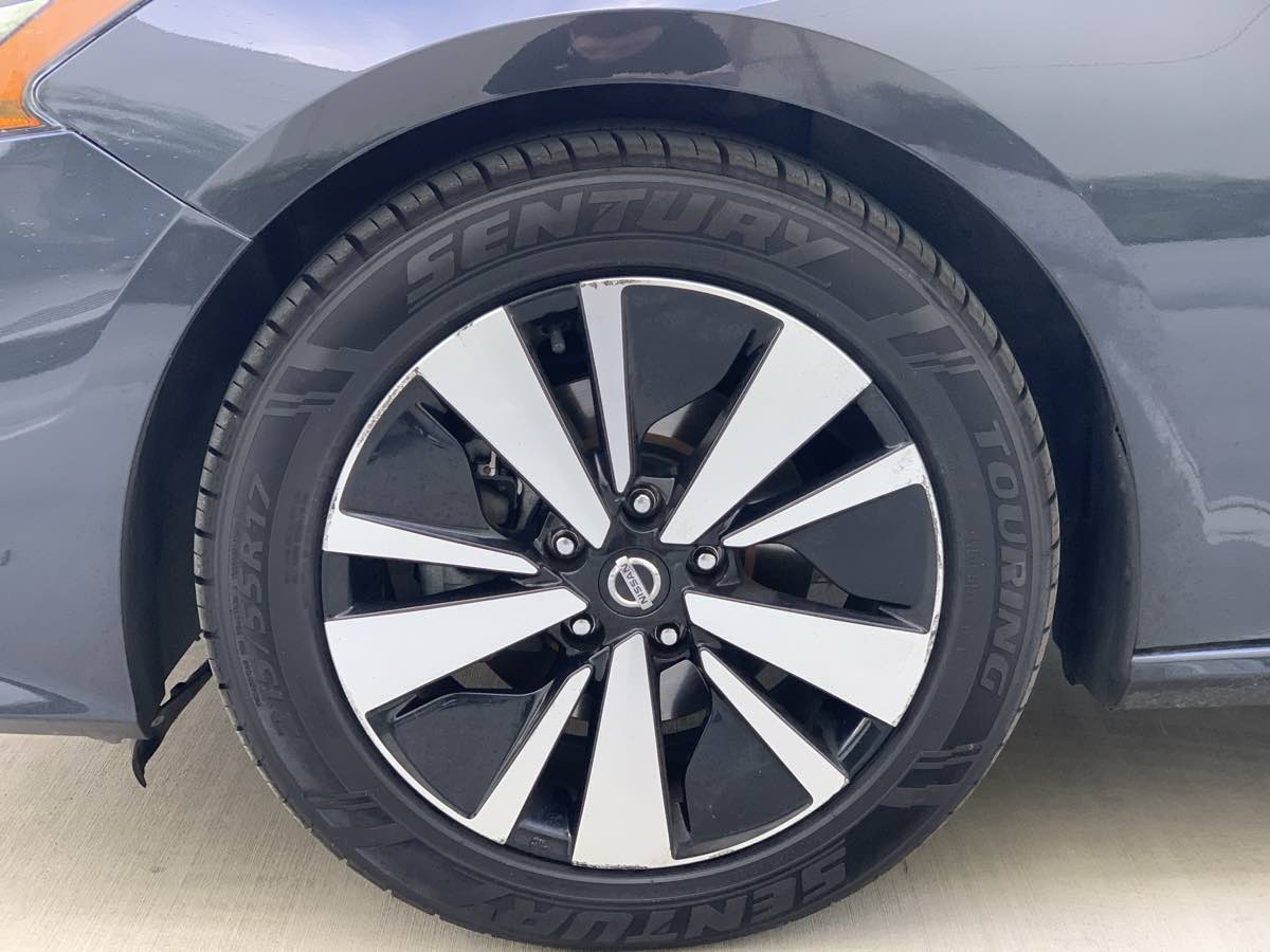 Vehicle image 10 of 28