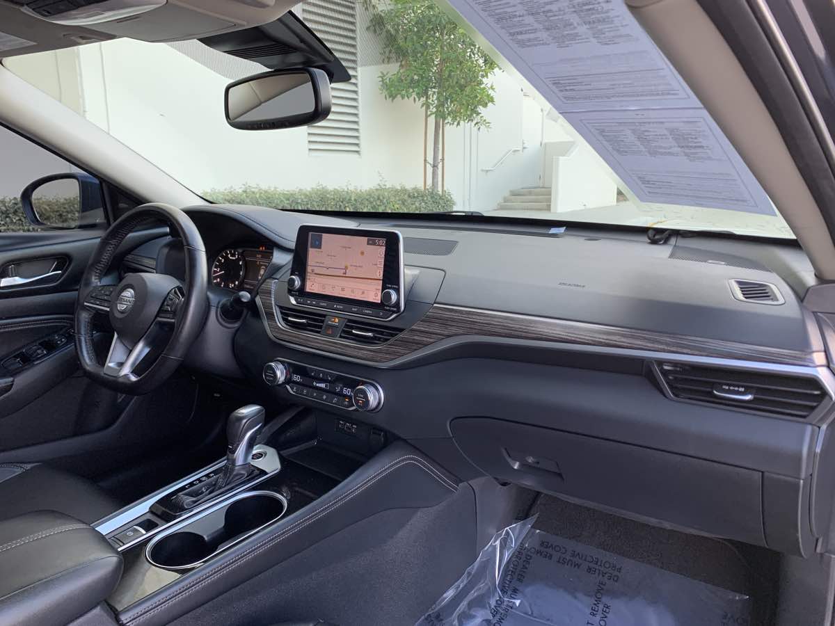 Vehicle image 25 of 28