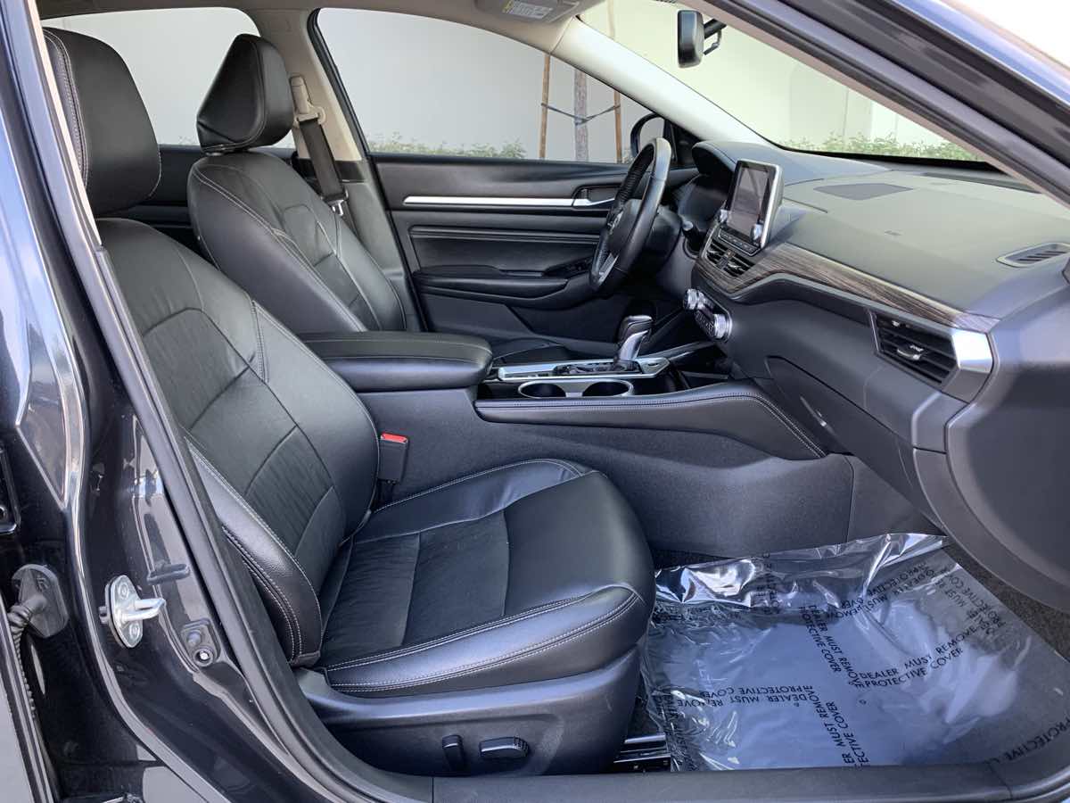 Vehicle image 24 of 28
