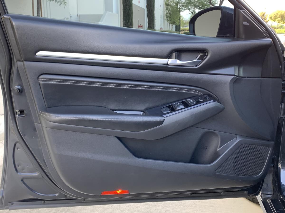 Vehicle image 11 of 28