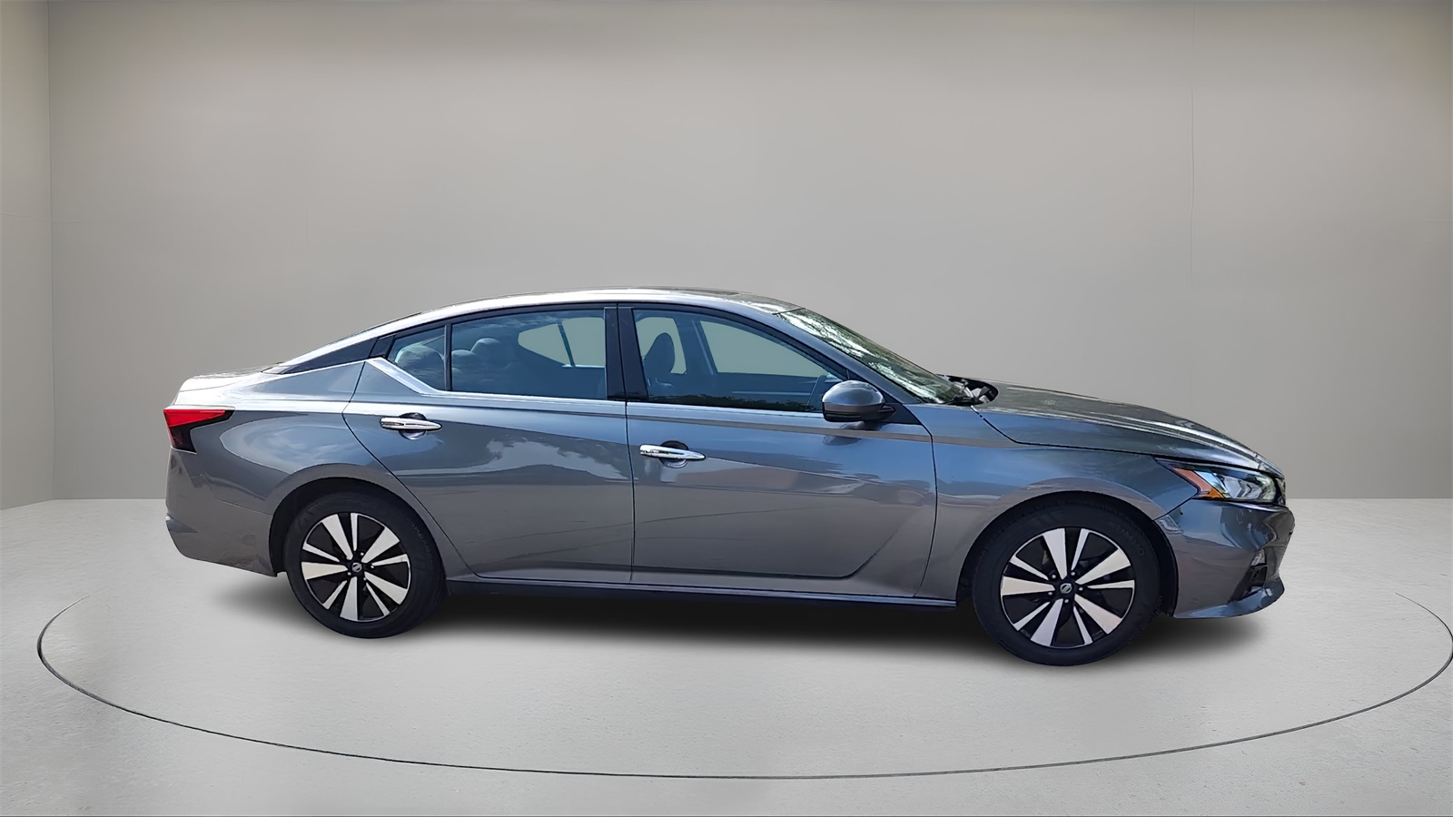 Vehicle image 4 of 43