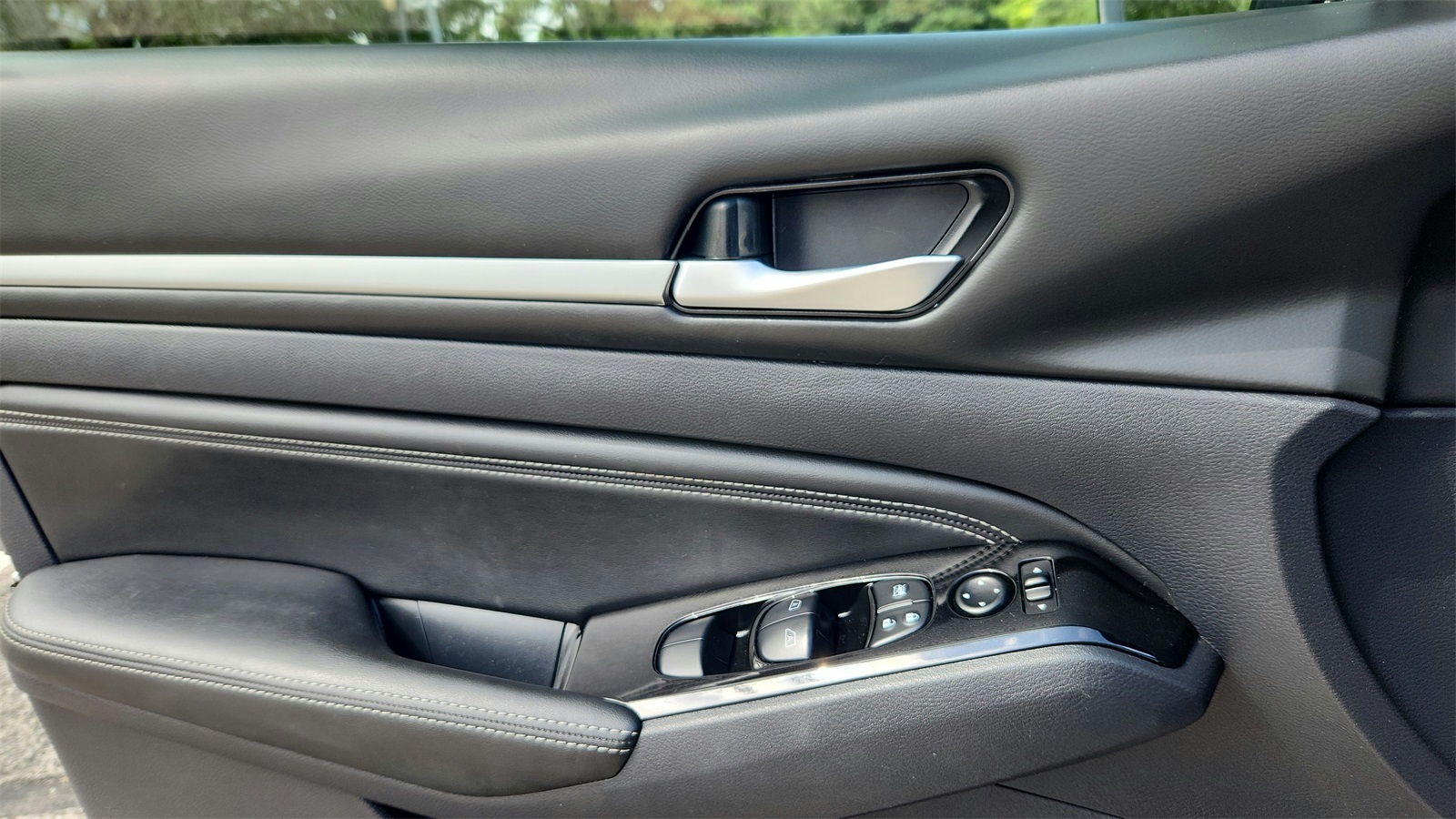 Vehicle image 19 of 43