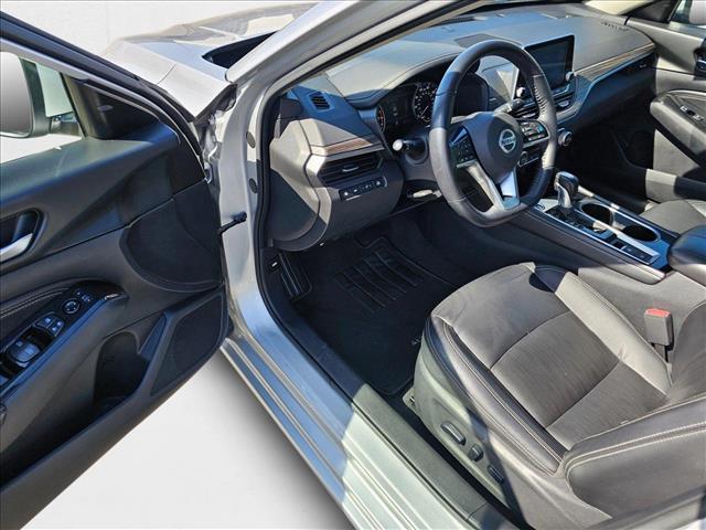 Vehicle image 17 of 30