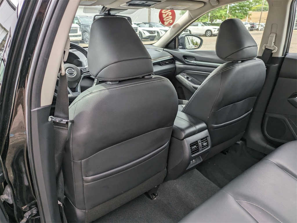 Vehicle image 11 of 27