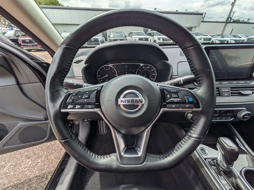 Vehicle image 25 of 27