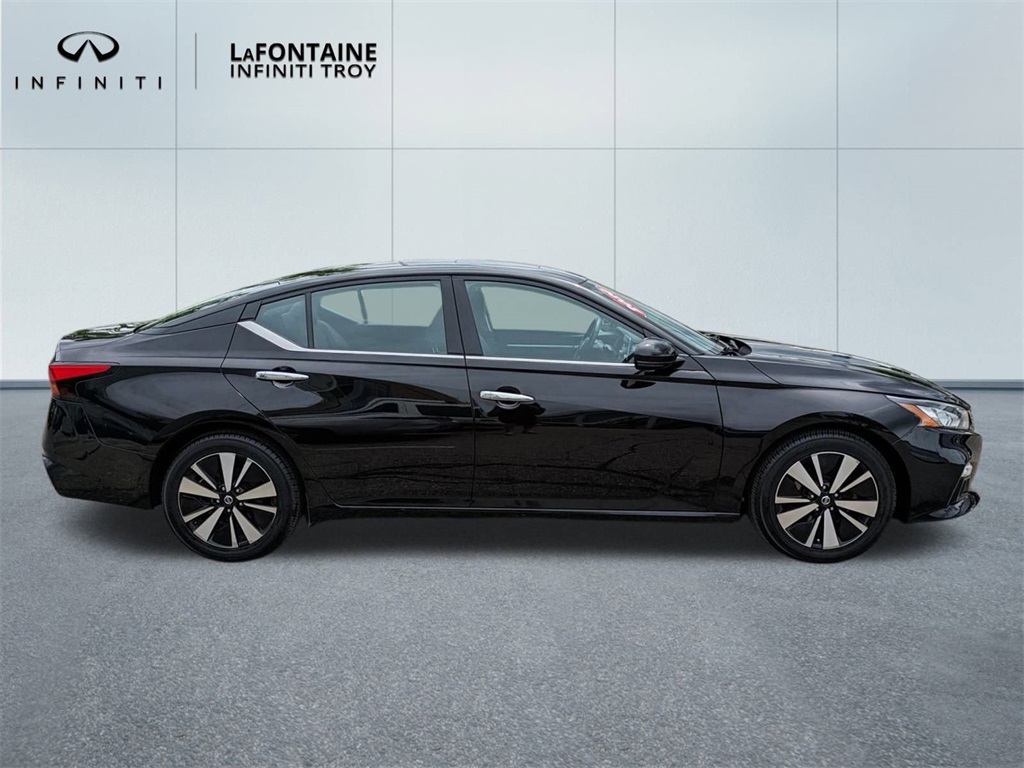 Vehicle image 4 of 27