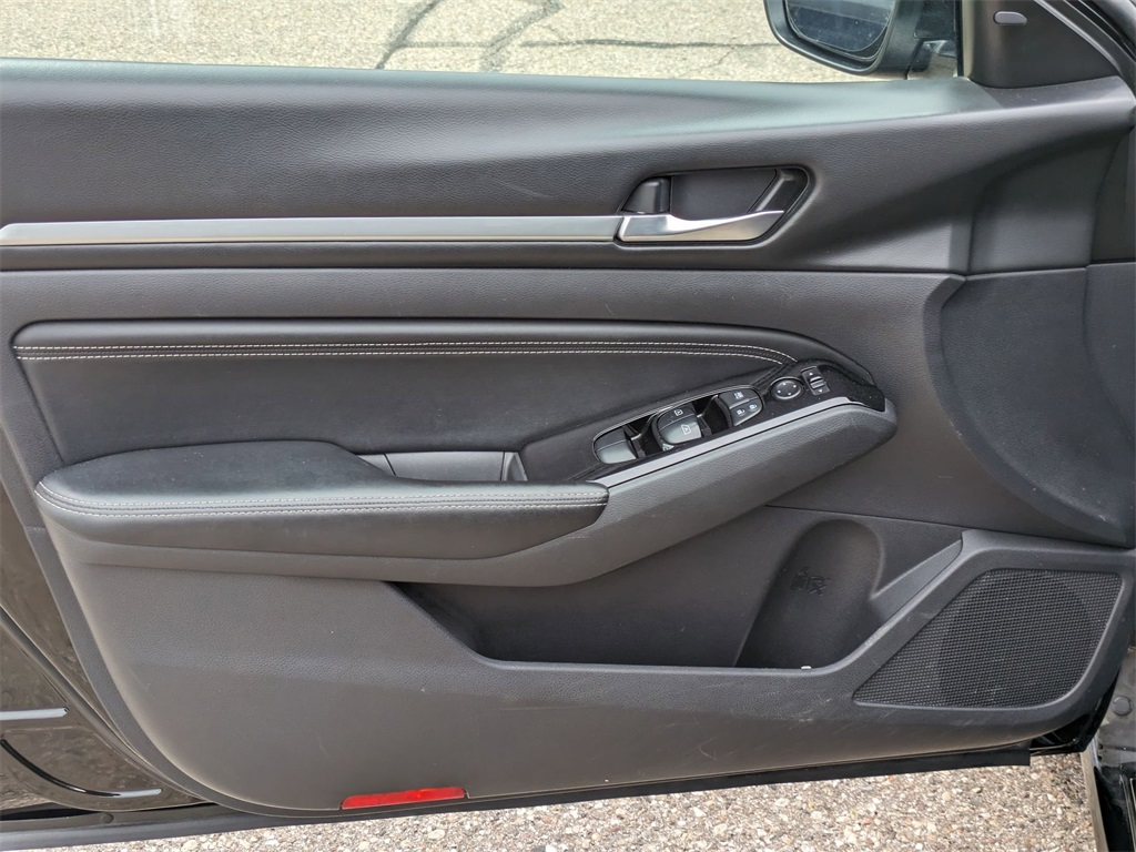Vehicle image 21 of 27