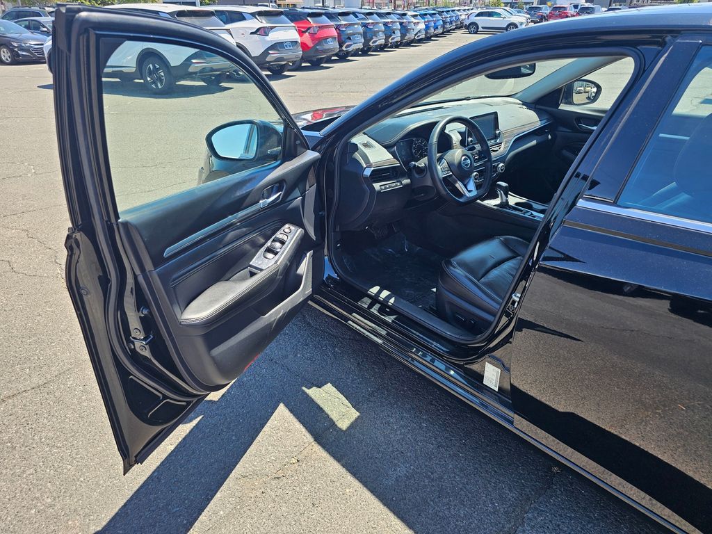 Vehicle image 20 of 43
