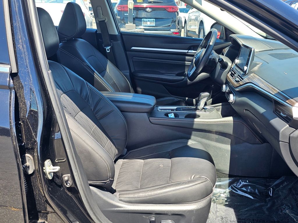 Vehicle image 13 of 43