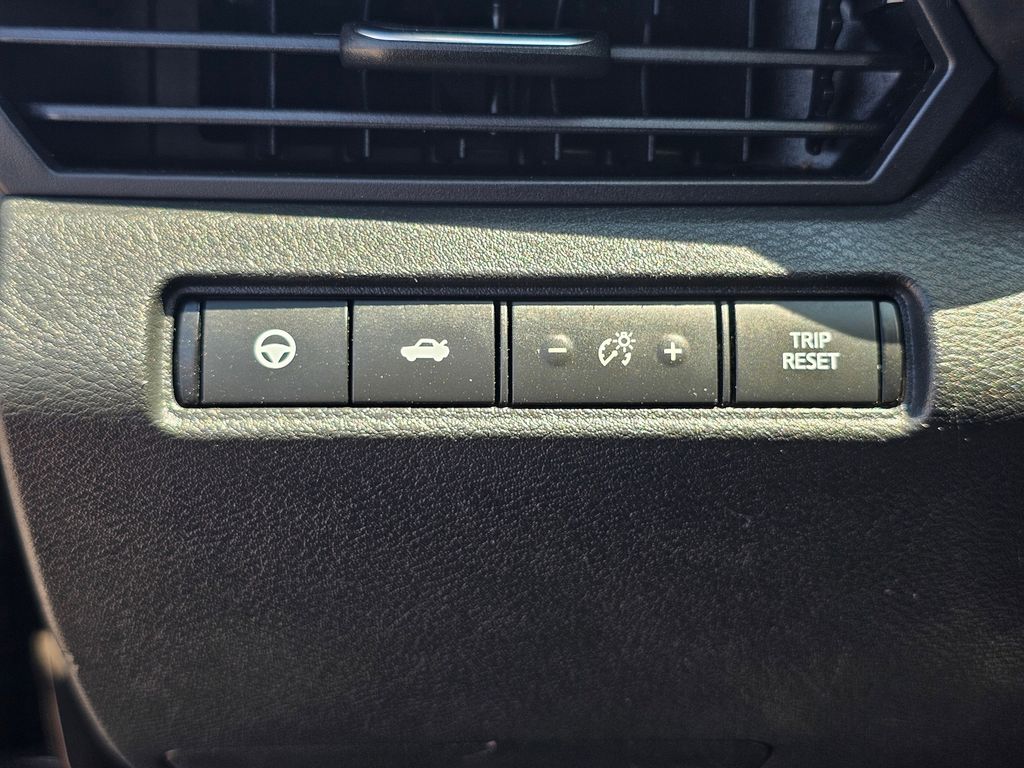 Vehicle image 31 of 43