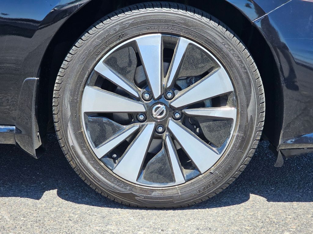 Vehicle image 9 of 43