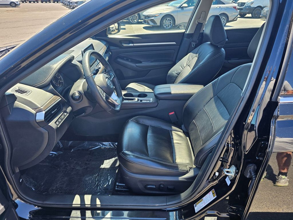 Vehicle image 16 of 43