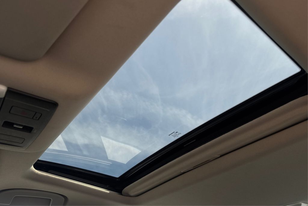 Vehicle image 21 of 37