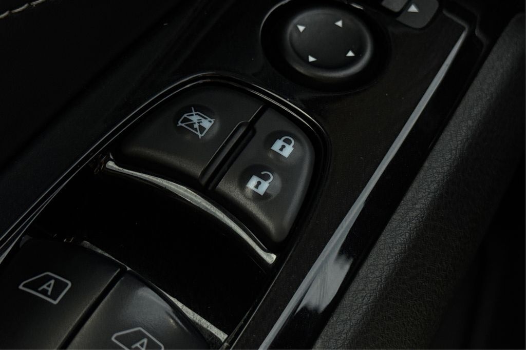 Vehicle image 32 of 37