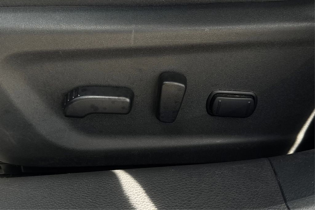 Vehicle image 33 of 37