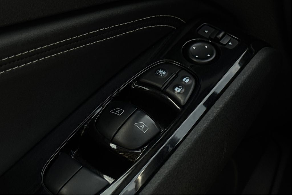 Vehicle image 31 of 37