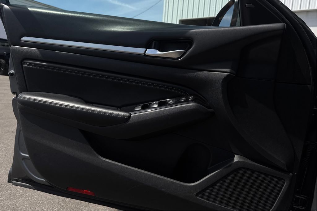 Vehicle image 20 of 37