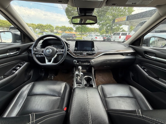 Vehicle image 9 of 17