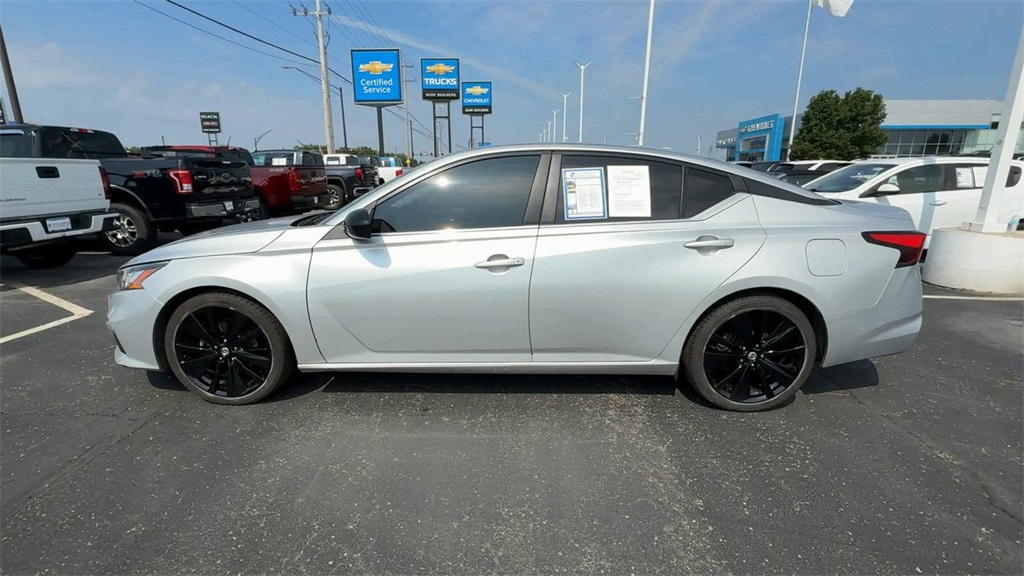 Vehicle image 8 of 24