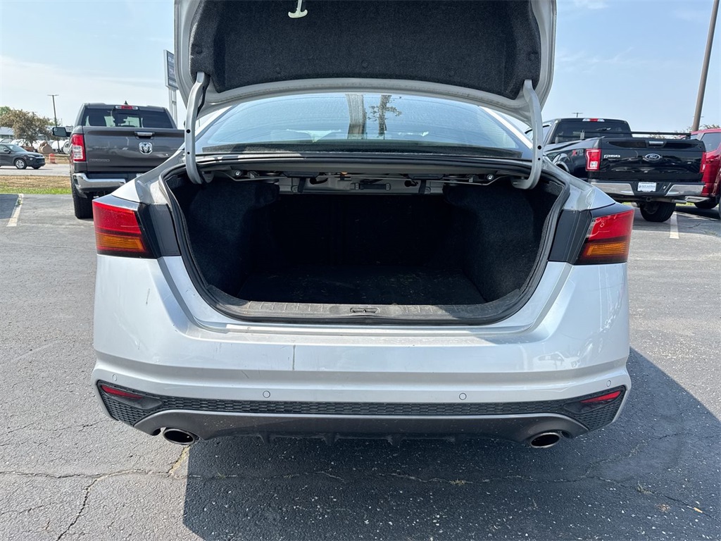 Vehicle image 11 of 24