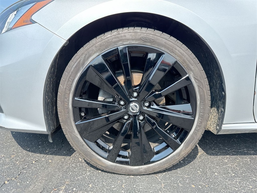 Vehicle image 10 of 24
