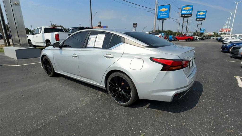Vehicle image 7 of 24