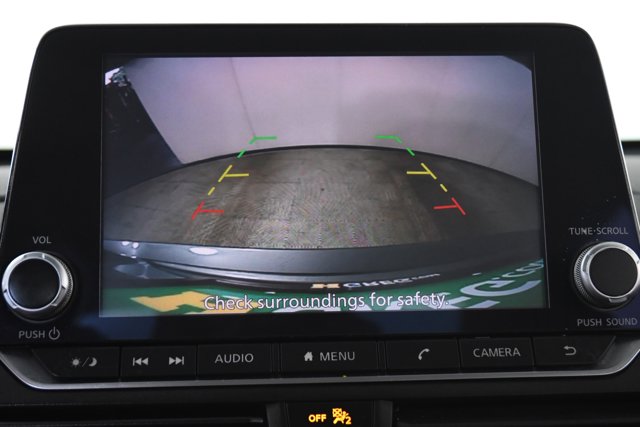 Vehicle image 23 of 32