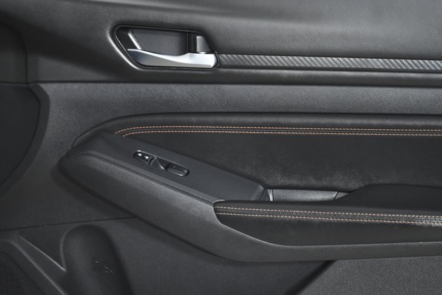 Vehicle image 28 of 32