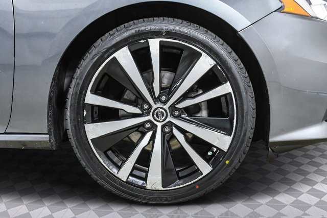 Vehicle image 9 of 32