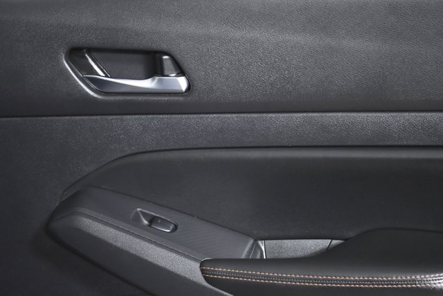 Vehicle image 27 of 32
