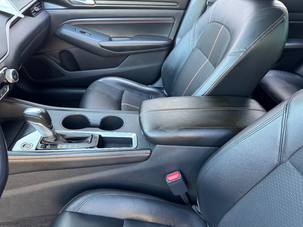 Vehicle image 11 of 17