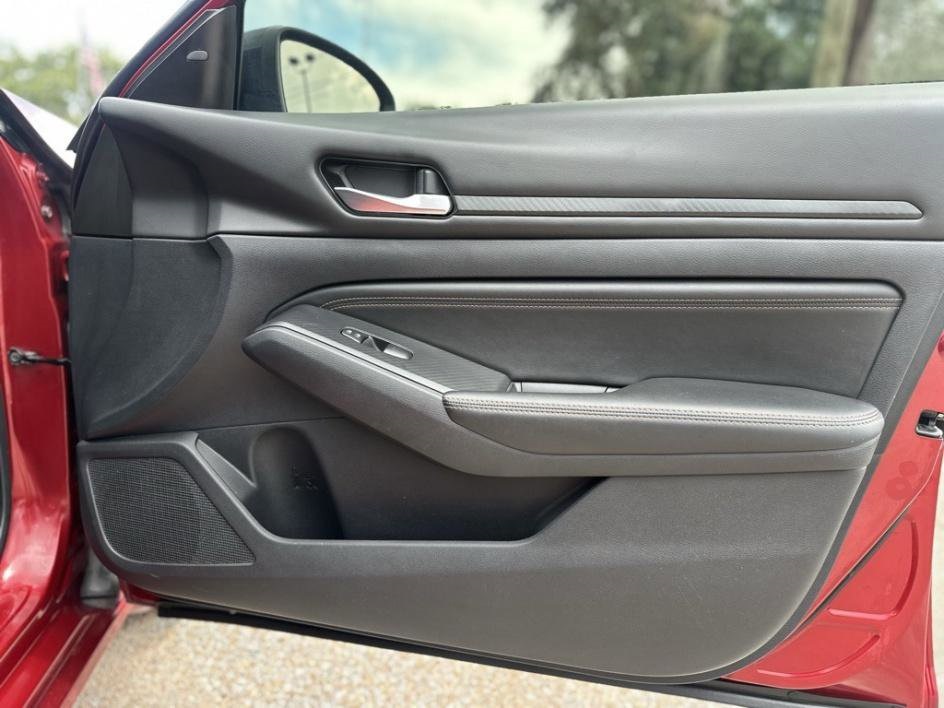 Vehicle image 19 of 23